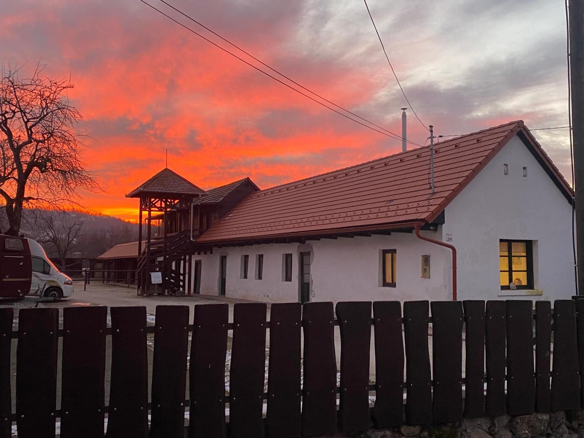 Lovas Udvarhaz Ezuest Zabla *